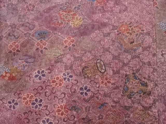  道長取りに草花・蝶・宝尽くし模様　小紋着物